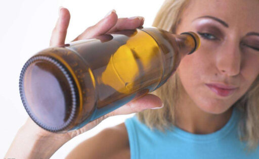 WHAT DOES ALCOHOL DO TO THE TEETH