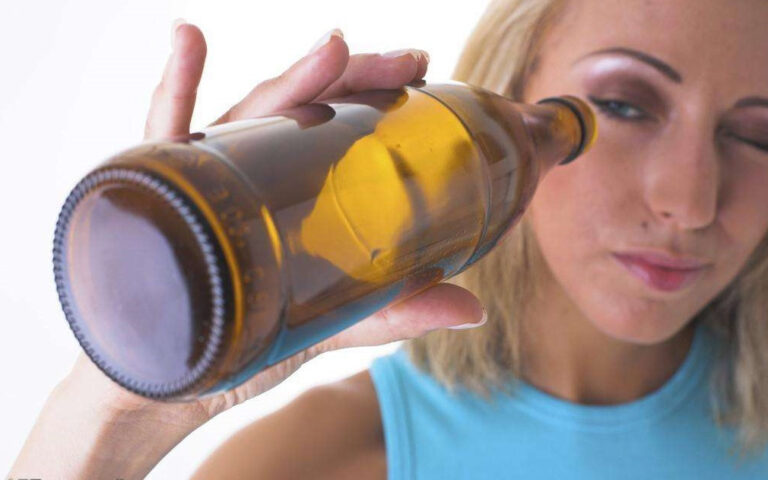 WHAT DOES ALCOHOL DO TO THE TEETH